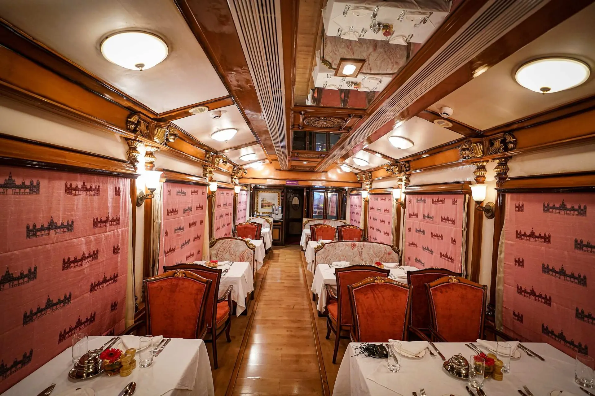 Golden Chariot dining car